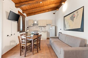 TV - Apartment '5' with Shared Garden, Wi-Fi and Air Conditioning (Cabras)