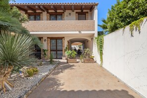 Property grounds - Apartment '5' with Shared Garden, Wi-Fi and Air Conditioning (Cabras)