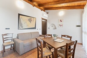 Dining - Apartment '5' with Shared Garden, Wi-Fi and Air Conditioning (Cabras)