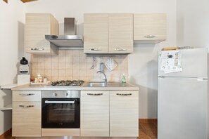 Fridge, oven, stovetop, coffee/tea maker - Apartment '5' with Shared Garden, Wi-Fi and Air Conditioning (Cabras)