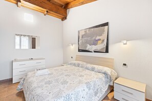 1 bedroom, iron/ironing board, free WiFi, bed sheets - Apartment '5' with Shared Garden, Wi-Fi and Air Conditioning (Cabras)