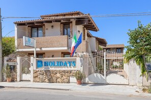 Exterior detail - Apartment '5' with Shared Garden, Wi-Fi and Air Conditioning (Cabras)