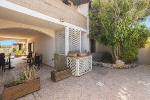 Outdoor dining - Apartment '2' with Shared Garden, Wi-Fi and Air Conditioning (Cabras)