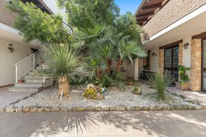 Property grounds - Apartment '2' with Shared Garden, Wi-Fi and Air Conditioning (Cabras)