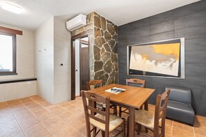 Dining - Apartment '2' with Shared Garden, Wi-Fi and Air Conditioning (Cabras)