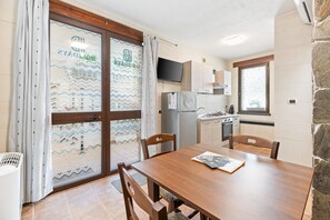 Fridge, oven, stovetop, coffee/tea maker