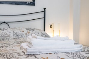 1 bedroom, iron/ironing board, free WiFi, bed sheets - Apartment '2' with Shared Garden, Wi-Fi and Air Conditioning (Cabras)