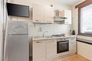 Fridge, oven, stovetop, coffee/tea maker