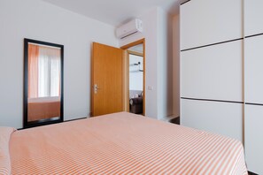 2 bedrooms, bed sheets - Holiday Home 'Stella Maris' with Sea View, Balcony and Air Conditioning (Scala di Furno)