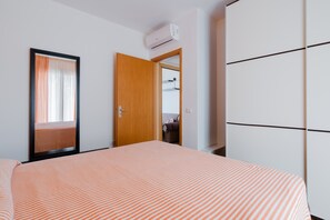 2 bedrooms, bed sheets