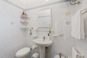 Shower, hair dryer, towels - Apartment 'Marilù' with Private Terrace and Wi-Fi (Trapani)
