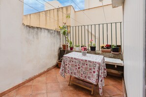 Outdoor dining - Apartment 'Marilù' with Private Terrace and Wi-Fi (Trapani)