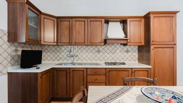 Frigorifero, piano cottura, macchina per tè/caffè, bollitore elettrico