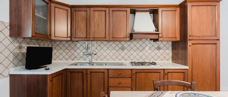 Fridge, stovetop, coffee/tea maker, electric kettle