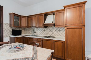Fridge, stovetop, coffee/tea maker, electric kettle