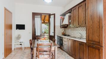 Fridge, stovetop, coffee/tea maker, electric kettle