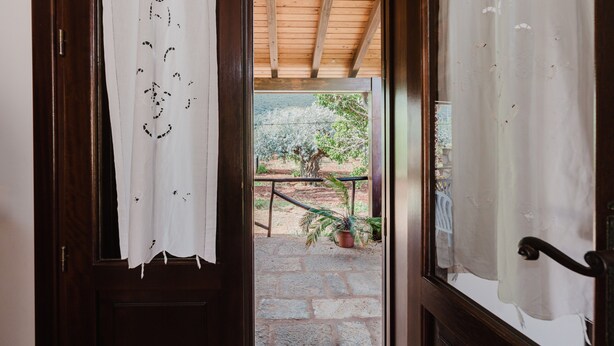 A doorway with a wooden ceiling and a view of an outdoor area with a railing and a potted plant. - Apartment 'Tra Mare E Natura, Solo Relax' with Mountain View, Wi-Fi and Air Conditioning (Castelluzzo)