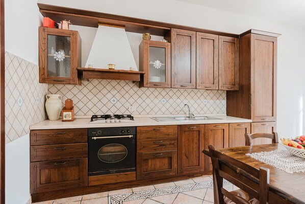 Frigorífico, placa de cocina, cafetera o tetera y hervidor eléctrico