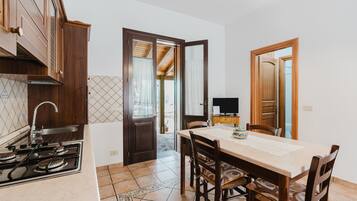 Kühlschrank, Herdplatte, Wasserkocher mit Kaffee-/Teezubehör