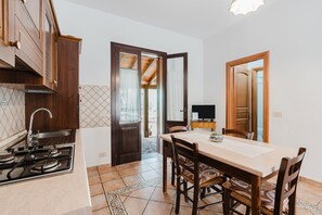 Kühlschrank, Herdplatte, Wasserkocher mit Kaffee-/Teezubehör