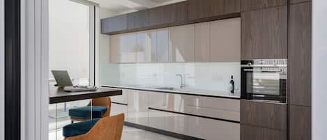 Fridge, cookware/dishes/utensils