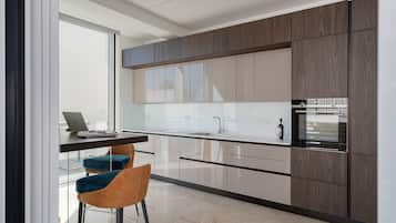 Fridge, cookware/dishes/utensils