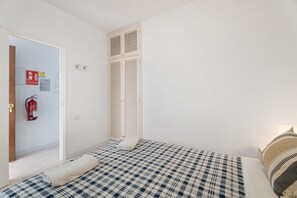 1 habitación, tabla de planchar con plancha, wifi gratis y ropa de cama 