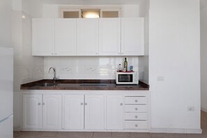 Fridge, microwave, stovetop, coffee/tea maker - Apartment 'Playa Azul - 8' with Sea View, Private Terrace and Wi-Fi (Vallehermoso)