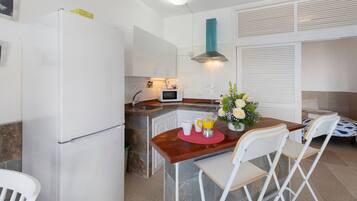 Refrigerador, microondas, placa de cocina, cafetera/tetera