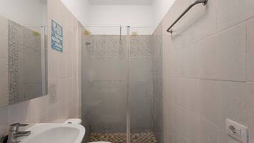 Un bagno dotato di doccia, WC e lavandino.