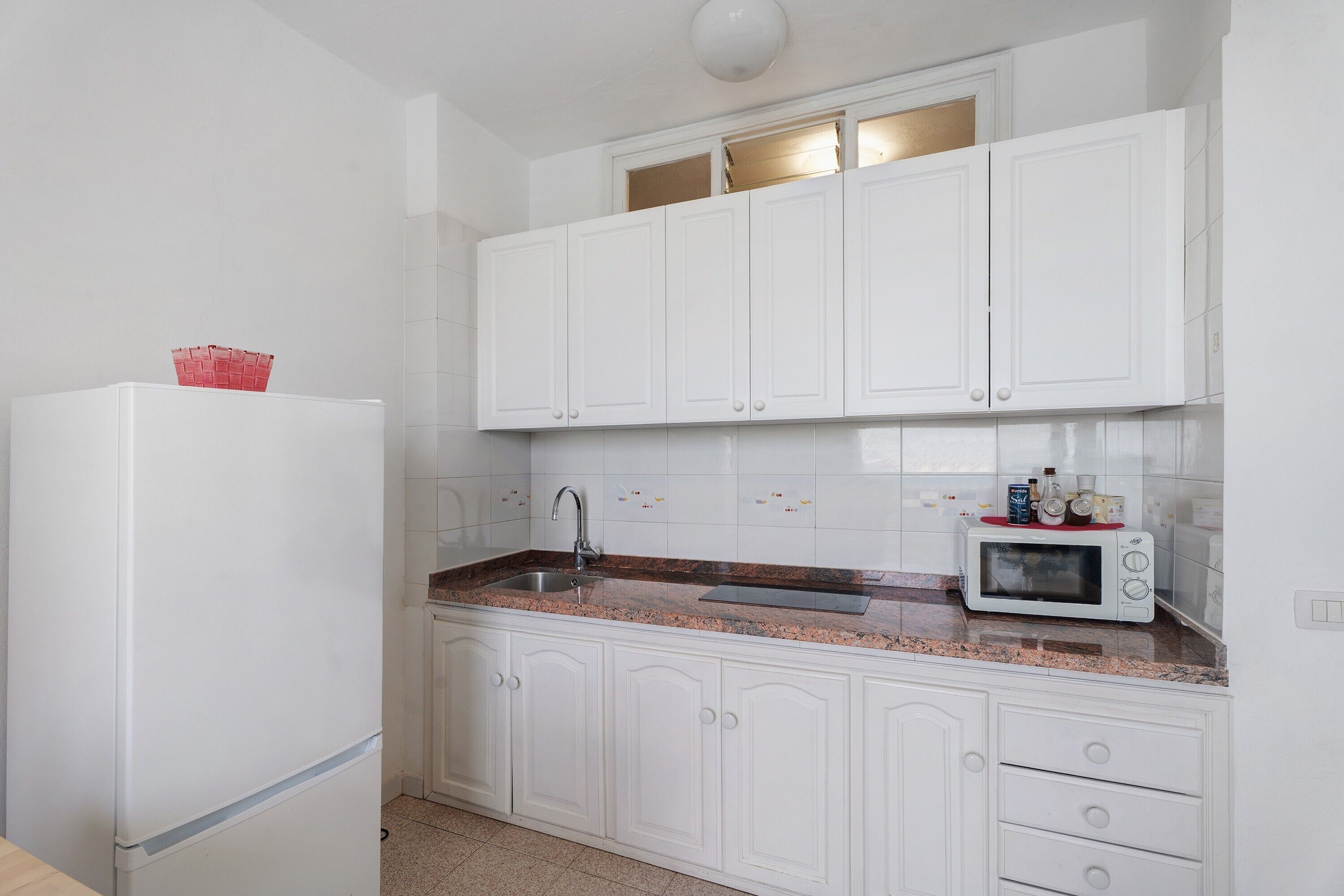 Refrigerador, microondas, placa de cocina, cafetera/tetera