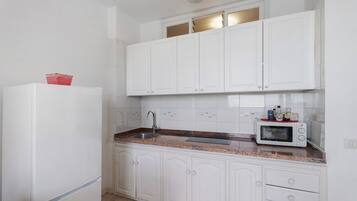 Refrigerador, microondas, placa de cocina, cafetera/tetera