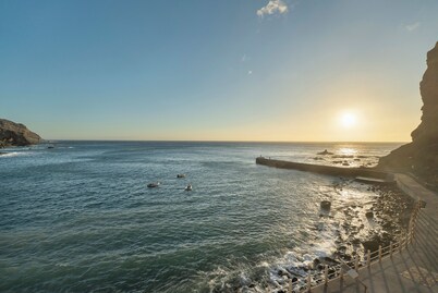Apartamento 'Playa Azul - 2' con vistas al mar, Wi-Fi y aire acondicionado