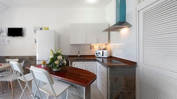 Réfrigérateur, micro-ondes, plaque de cuisson, cafetière/bouilloire