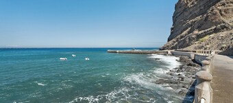 Apartamento 'Playa Azul - 1' con vistas al mar, Wi-Fi y aire acondicionado