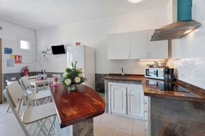 Frigorífic, microones, placa de cuina i cafetera i tetera 