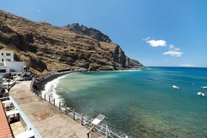 On the beach - Apartment 'Playa Azul - 10' with Sea View, Private Terrace and Wi-Fi (Vallehermoso)