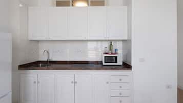 Refrigerador, microondas, parrilla de estufa y cafetera y tetera