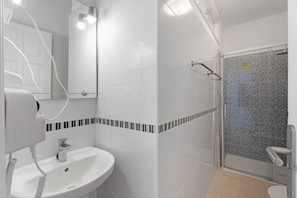 Shower, hair dryer, towels - Apartment 'Playa Azul - 10' with Sea View, Private Terrace and Wi-Fi (Vallehermoso)
