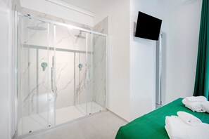 Shower, hair dryer, towels - Room 'Estro' with Shared Terrace, Wi-Fi and Air Conditioning (Conversano)