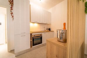 Fridge, oven, stovetop, coffee/tea maker