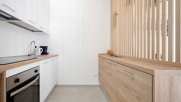 Fridge, oven, stovetop, coffee/tea maker