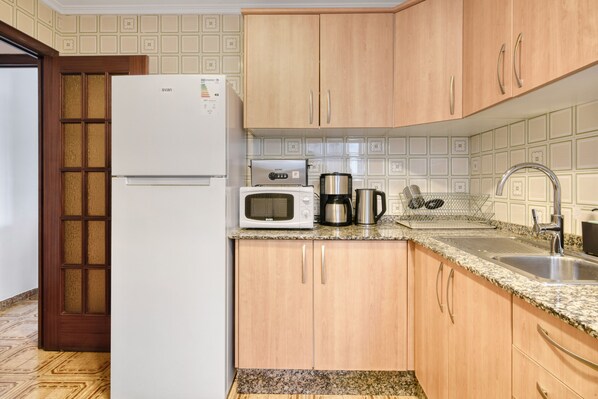 Refrigerador, microondas, horno y parrilla de estufa 