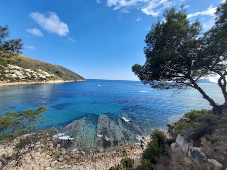Plage à proximité. Appartement 'De Moraira' avec vue sur la mer, Wi-Fi et climatisation