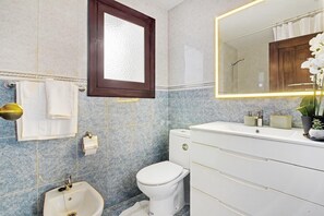 シャワー、ヘアドライヤー、タオル