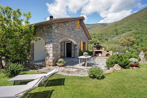 Villa 'Rosmarino' avec vue sur les montagnes, Wi-Fi et climatisation