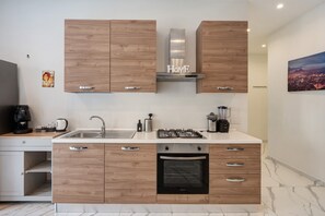 Fridge, oven, stovetop, coffee/tea maker