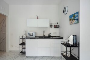 Køleskab, mikrobølgeovn, kogeplade, kaffe-/temaskine