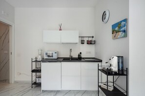 Refrigerador, microondas, placa de cocina, cafetera/tetera