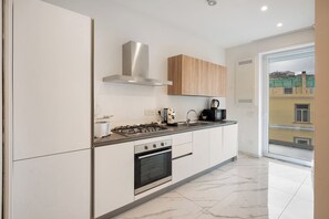 Refrigerador, horno, parrilla de estufa y cafetera y tetera 